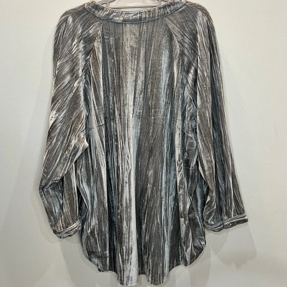 Silver Crushed Velvet Women's Plus Size Button Up Flowy Top Size 26/28W - Picture 3 of 5